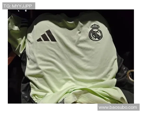 夏季足球明星的时尚选择揭秘：他们穿的鞋子如何影响场上表现与风格